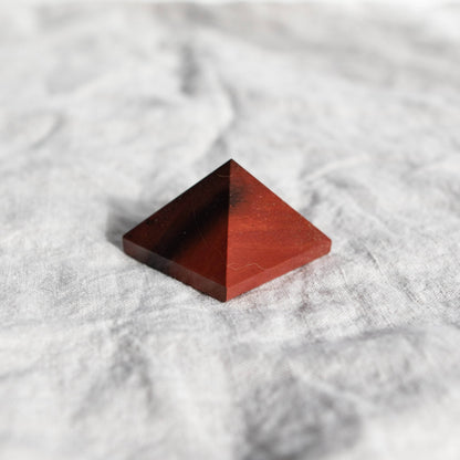 Pirámide de jaspe rojo de Tiny Rituals