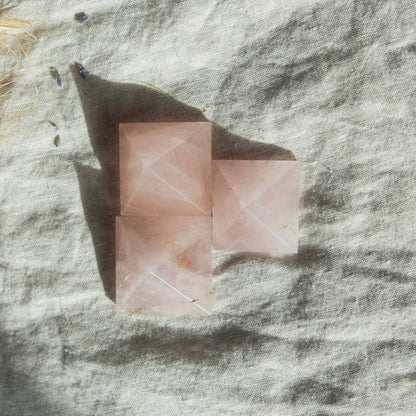 Pirámide de cuarzo rosa de Tiny Rituals