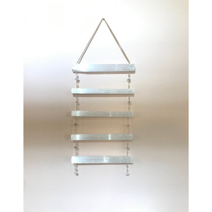 Decoración de pared de cristal con escalera de selenita de Ariana Ost