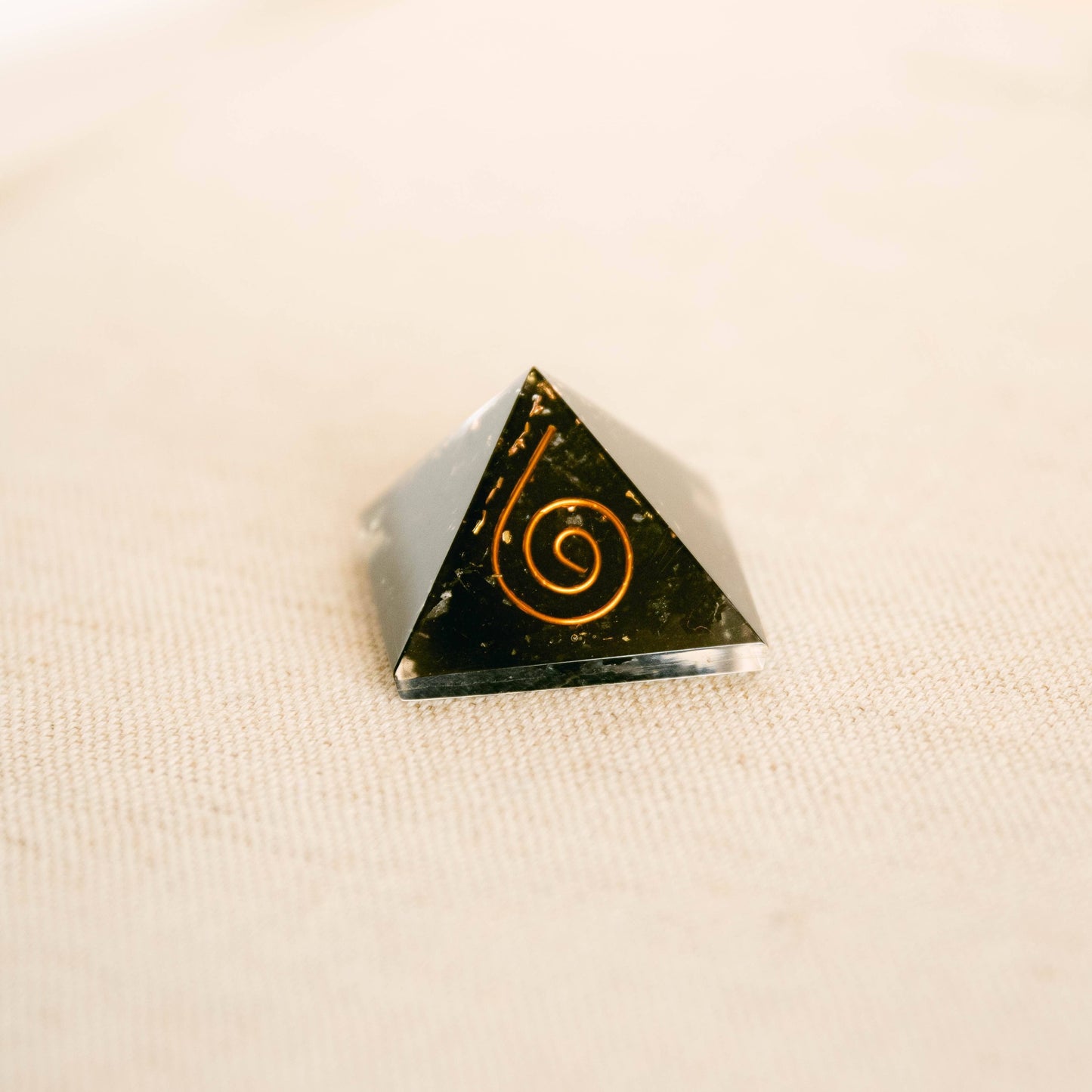 Mini pirámide de orgón de piedras preciosas de Tiny Rituals