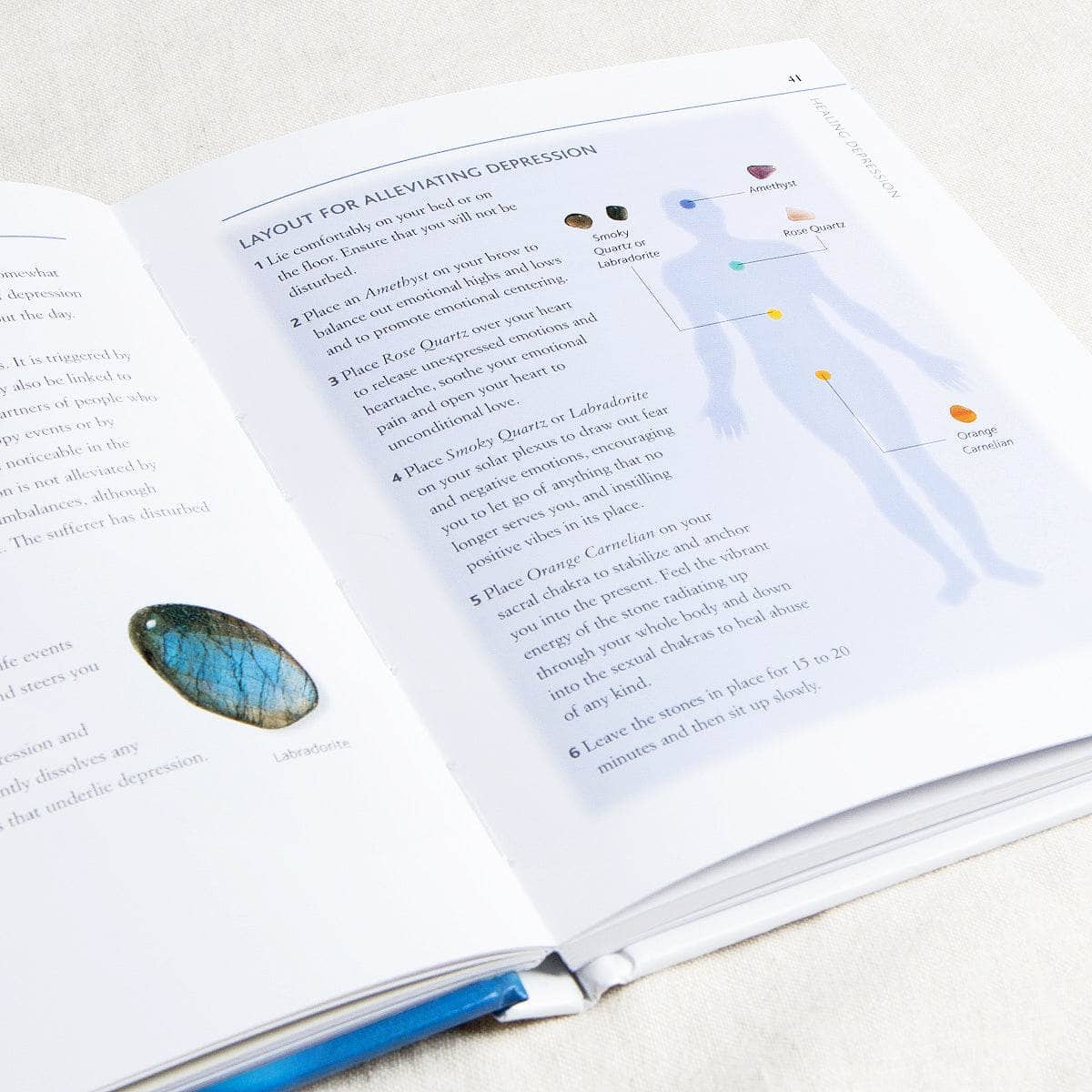 Libro de curación con cristales de Tiny Rituals