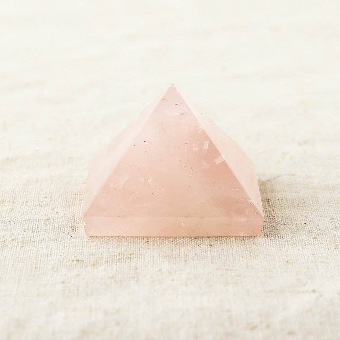 Pirámide de cuarzo rosa de Tiny Rituals